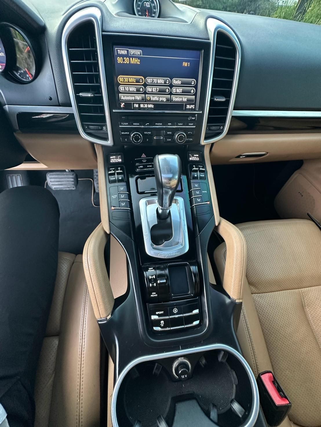 2015式 Porsche Cayenne 3.6 Platinum Edition (958.1)