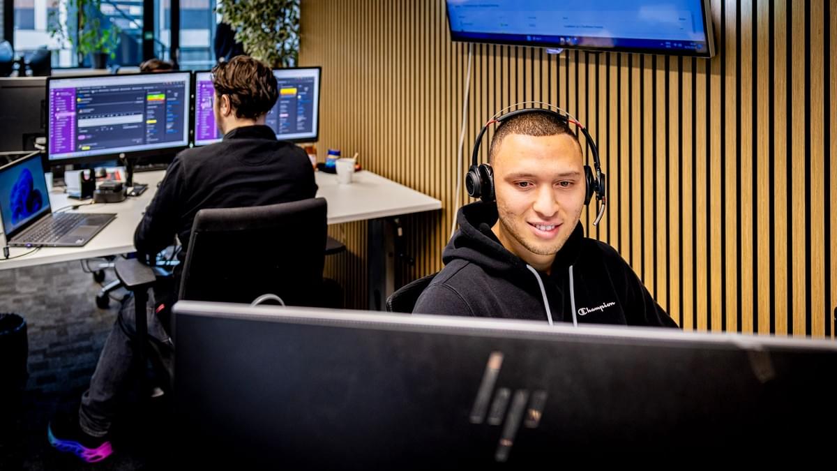 supportdesk medewerker achter computer supportdesk medewerker achter computer