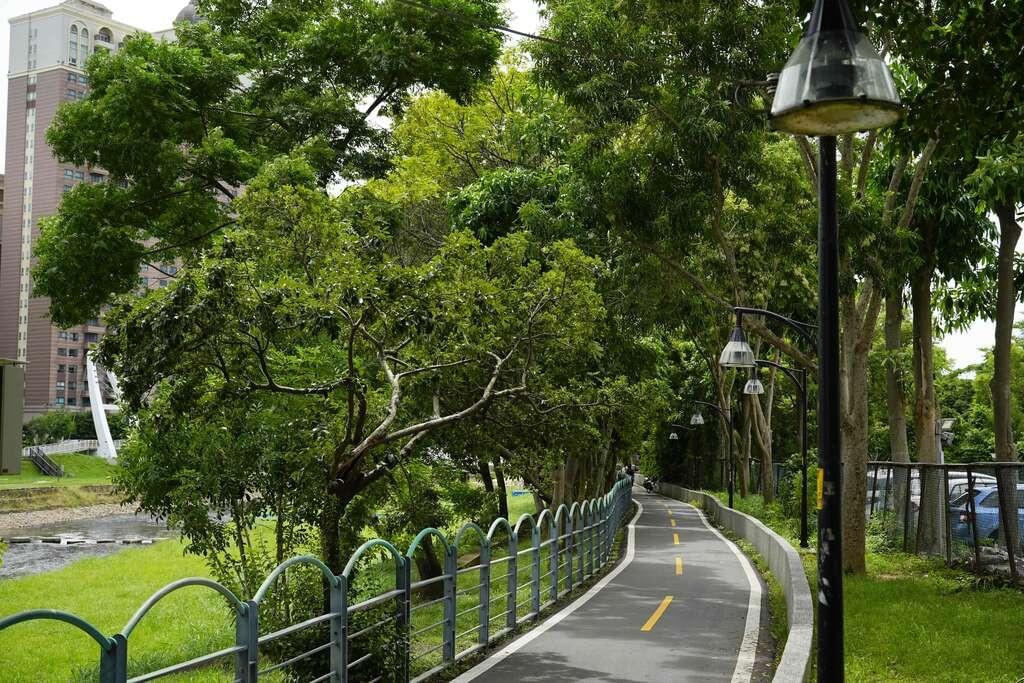 桃園南崁溪水岸自行車道與河岸綠意 桃園南崁溪水岸自行車道與河岸綠意