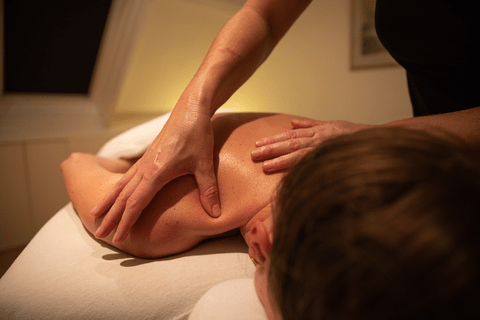 Nek en schouders worden gemasseerd Nek en schouders worden gemasseerd