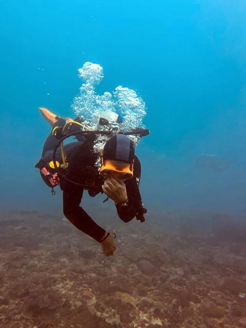 Instructeur ayant une parfaite maîtrise de sa flottabilité lors de la Specialité PADI PPB à Crystal Bay, Nusa Penida Instructeur ayant une parfaite maîtrise de sa flottabilité lors de la Specialité PADI PPB à Crystal Bay, Nusa Penida