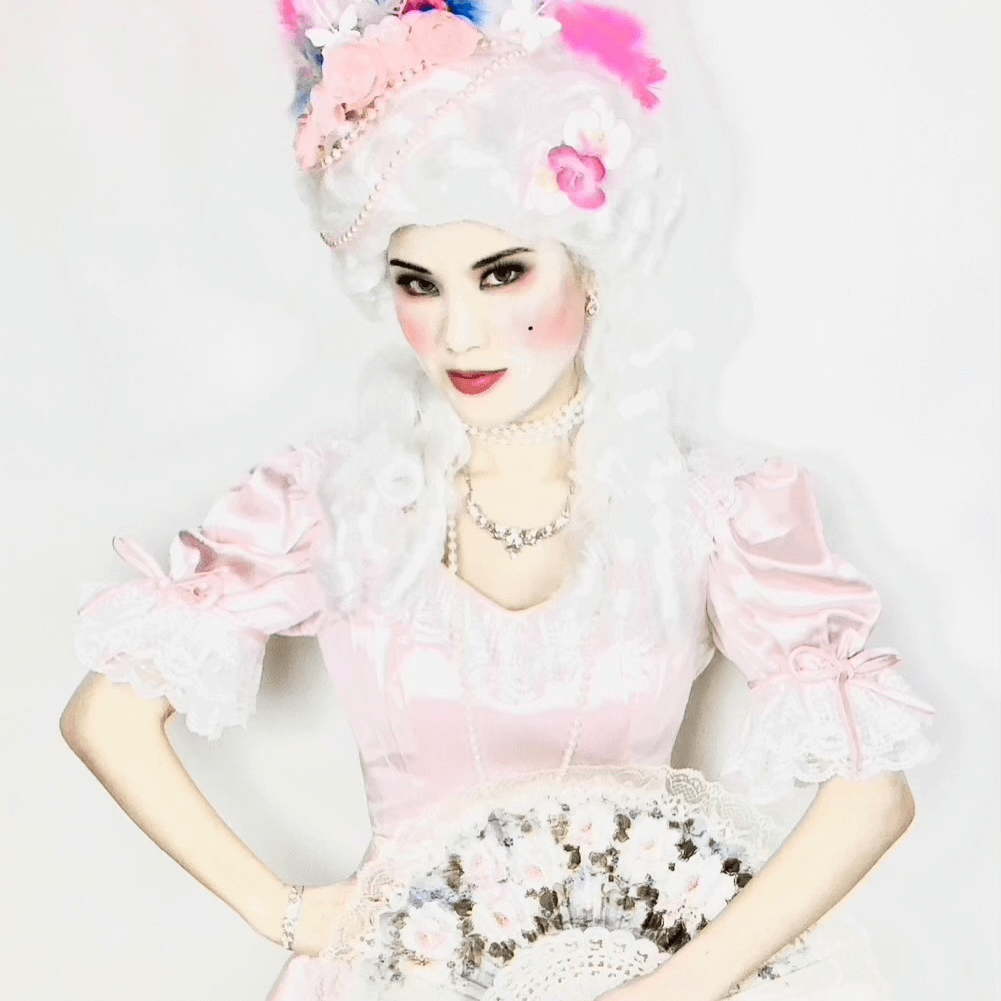 "Je mise tout" as Marie-Antoinette