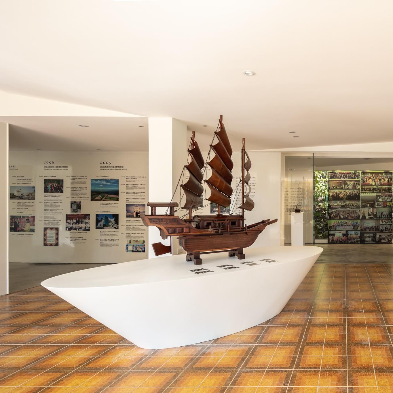 1980年本校慶祝30週年校慶，張建邦創辦人時任台北市議會副議長，林挺生議長贈與本校船隻模型，呼應校歌「浩浩淡江、萬里通航」