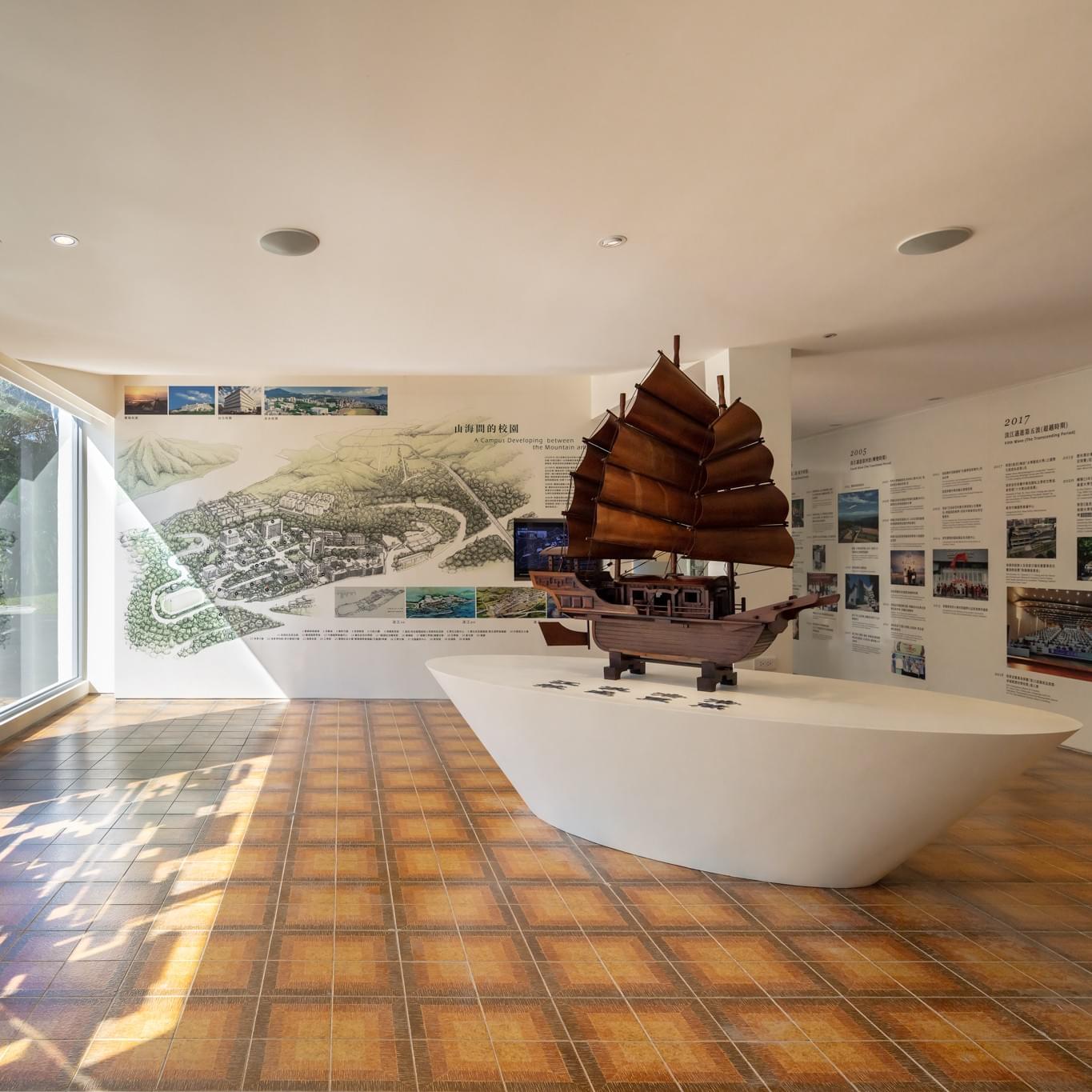 校史館以本校發展的「五波」作為大事紀書寫基礎，從事件來「索引」校園中的「淡江人」、「校園空間轉變」，並介紹「國際化、資訊化、未來化」三化教育理念為特色的校務推動