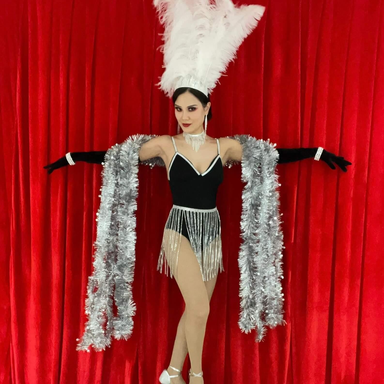 "Féérie" as a Christmas showgirl