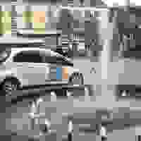 Les véhicules chartés aux couleurs de la nouvelle identité pilotée pour CityRoul, ex Citiz, déambulent place Hoche à Rennes