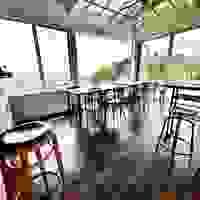 カフェの窓からの風景
