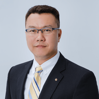 資深法律顧問：陳閔祥