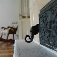 CSerépkályha és hintaszék