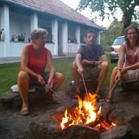 Szalonnasütés az udvaron