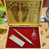 Q版孟宗竹盒-Q版赤牛角胎毛筆+赤牛角水鑽臍帶章+人造水晶胎毛項鍊含金足印
