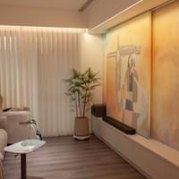作品使用多種天然礦物塗料，並搭配不同技法，做出不同的肌理、光澤與罩染層次。