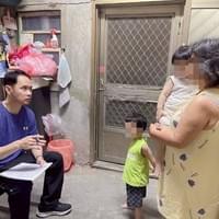一線志工訪視員坐在車上，看著手機裡的通報摘要，一遍又一遍。