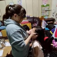 小女孩，今年9歲。她是阿嬤養女的孩子，一段沒有血緣、卻用一生