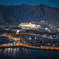 チベット自治区の区都。チベットの政治的・宗教的中心地。 チベット語で、「ラ」＝神々・仏を、「サ」＝は土地を意味します。また、別説では古くは「ラ」＝ヤギ、「サ」＝は土地、「ヤギの地」とも言われ、かつて大きな池があったこの地を埋め立てる石を運ぶ