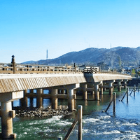 橫跨宇治川的標誌性古橋-宇治橋