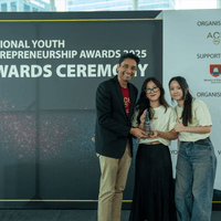 Alumni Bronze, Digi-Up!