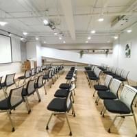 思博客會議教室-B教室講座型桌椅內部照片