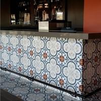 海外施工例　ハイカウンター腰