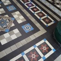 ホーチミン郵便局の100年前のセメントタイルの床