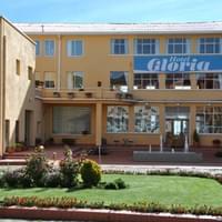 Ingreso y parqueo en hotel Gloria Copacabana en el lago Titicaca 