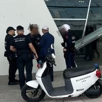 漢盾維安人員偕同警方處理鬧事民眾