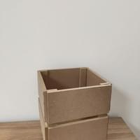 Dimenzije: 27 x 27 x 35 cm.