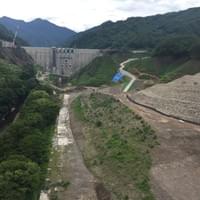 写真の中から、ダンプを探して下さい。いかに巨大なダムか、が分かります！