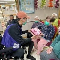 為婆婆送上禮物