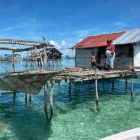 【物資發送】高腳屋、謀生船隻、滿屋孩童是海巴瑤的標配