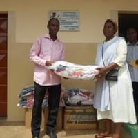 Remise de dons à la pouponnière Sainte Claire de Tokoin Séminaire ( TOGO)