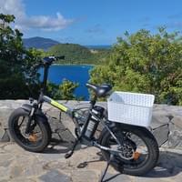 Vélo avec siège enfant — pour une belle journée à la plage aux Saintes.