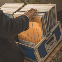 Main prenant un vinyle dans le bar à vinyle
