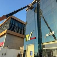 تنظيف واجهة زجاج محلات تجارية