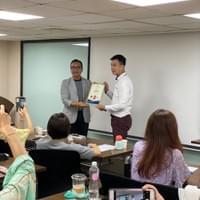 基金會賴榮世董事長聘僱林裕峯老師擔任基金會副執行長頒發證書