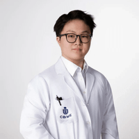 Portrait photo of Dr. Ying Chau, Co-founder & Scientific Advisor