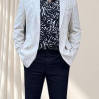 Relaxed and ready, in tailored smart-casual attire that features the crisp freshness of pure linen and cottons.