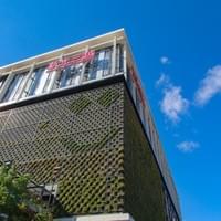 高雄新光三越百貨左營店外觀植栽牆