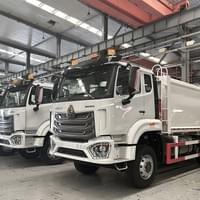 Garbage compactor truck