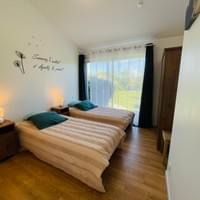 Grand Gîte Soleil chambre 4 au rez-de-chaussée, chambre double avec 2 lits simples 90x200 ou grand lit double 180x200, salle de douche privée, plaid ou ventilateur à dispo selon la saison.