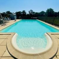 Les Gîtes de la Richardière vue du ciel sur Grand Gîte Soleil et jardin commun aux deux gîtes.