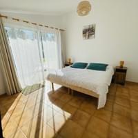 Grand Gîte Soleil chambre 3 au rez-de-chaussée, chambre double avec 2 lits simples 90x200 ou grand lit double 180x200, plaid ou ventilateur à dispo selon la saison.