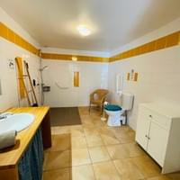 Gîte Soleil Salle de douche 1 au rez-de-chaussée, avec accés PMR, et WC