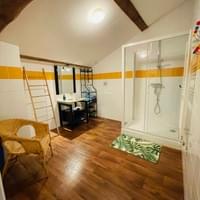 Grand Gîte Soleil salle de douche 4 à l'étage, WC séparé.