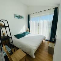 Grand Gîte Soleil chambre 2 au rez-de-chaussée, chambre double lit de 160x200, plaid ou ventilateur à dispo selon la saison.