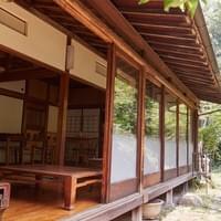 縁側を庭側から