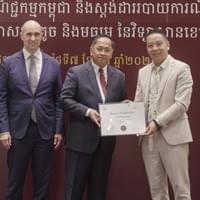 柬埔寨会计审计监管局ACAR主席（中）向金税董事长颁发证书