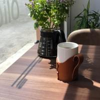 窗邊的手沖咖啡與馬克杯