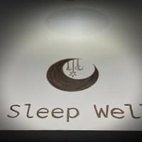 牆面裝飾「Sleep Well」與月亮圖案