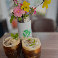 兩杯冰咖啡與桌上花藝